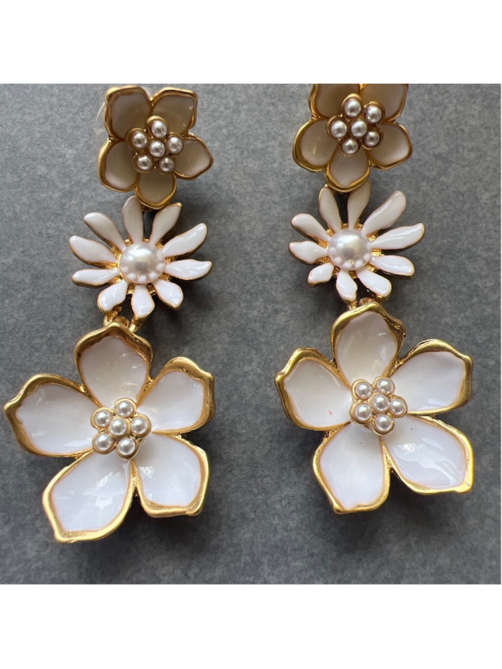 New Oscar de la Renta White Enamel & Gold Floral Drop Earrings 2.5in - Picture 1 of 2